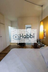 ampla sala para 03 ambientes com piso em mármore