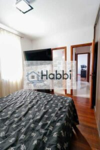 com iluminação planejada e lavabo;   01 Sala de televisão;   03 quartos com armários planejados e piso em tábua corrida;   01 Suíte com box