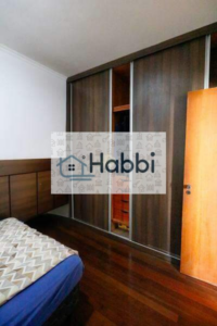 bancada em granito;   Ampla área de serviço.  2º Pavimento:   01 Sala com teto em gesso;   Bar personalizado com paredes de tijolos de vidro com 02 bancadas sendo 01 em granito e 01 em madeira;   Ar condicionado;   01 suíte com piso em cerâmica.  COBERTURA:   Com vista panorâmica definitiva;    Churrasqueira;   Área coberta com mesa quatro cadeiras