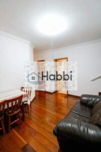 Cobertura com aproximadamente 156 m²  1° Pavimento:   01 Sala para dois ambientes com piso tábua corrida;   03 Quartos com armários planejados