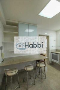 Cobertura com aproximadamente 441m²    1º Pavimento:   01 Sala para vários ambientes em mármore com teto rebaixado e iluminação;   Lavabo;   Varanda;   Rouparia;   04 quartos sendo 02 suítes com closet