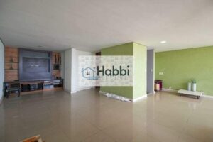 armário e iluminação planejada  01 suíte com closet com acabamentos em madeira e piso em cerâmica  01 quarto com piso em tábua corrida e acabamento em gesso.   • Banheiro social com acabamento em cerâmica e box em Blindex;   • 02 Lavabos com armário;   • Área de serviço bem distribuída;   • 02 Varandas espaçosas