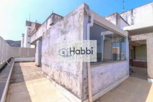 a segunda sendo sala integrada com piso em cerâmica