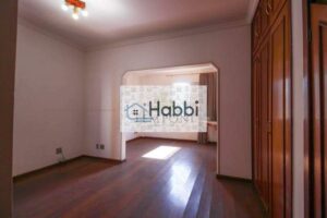 piscina e ducha. Há também espaço para instalação de sauna.   02 vagas de garagem paralelas.  Condomínio:   Elevador de carga;   Interfone;   Portão eletrônico e alarme para sua tranquilidade;   Box de despejo para armazenamento adicional.   Valores sujeitos à alteração sem aviso prévio!