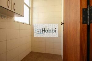 além de uma varanda integrada que proporciona luminosidade natural e ventilação.   03 quartos com armários planejados e piso em tábua de madeira