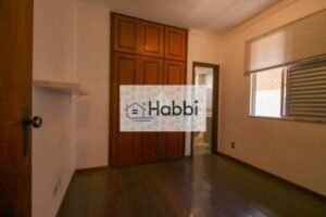 armários planejados e despensa.  2º Pavimento:   Sala de estar com piso em granito e teto rebaixado em gesso.   02 quartos adicionais com piso em granito