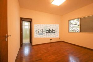garantindo organização.   Despensa e DCE: Espaços adicionais para armazenamento e dependência completa de empregada.  2º Pavimento:   Sala com Piso em Taco de Madeira: Ambiente charmoso com teto rebaixado e iluminação planejada.   Sala de Jantar: Espaço amplo com piso em taco de madeira.   04 Quartos: Quartos com piso em taco de madeira