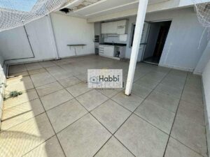 espelho e box em blindex. Escada 02º Pavimento: 01 quarto com armário e piso em porcelanato