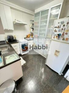 você encontrará uma ampla sala para dois ambientes com piso em porcelanato