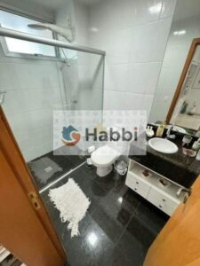 com bancada em granito e armários