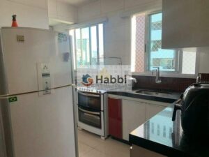 iluminação planejada e piso em porcelanato. A varanda proporciona momentos relaxantes e uma vista agradável.  Três quartos espaçosos com armários planejados e piso laminado de madeira garantem o conforto da sua família