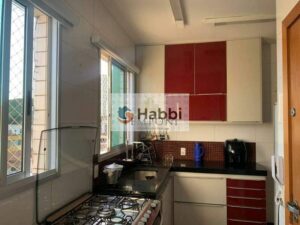 sendo um deles uma suíte com banheiro elegante e varanda privativa. A cozinha