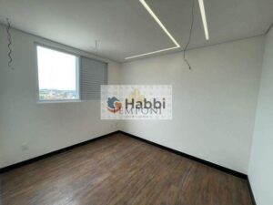 proporcionando conforto e privacidade. A suíte principal conta com um banheiro elegante com bancadas em granito.  A espaçosa sala para dois ambientes