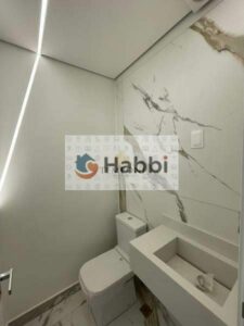 com rebaixamento em gesso e iluminação planejada