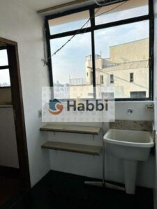 com 245 m² distribuídos em dois pavimentos. No primeiro pavimento