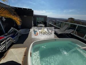 este **prédio comercial** oferece também segurança e praticidade. Com três vagas livres