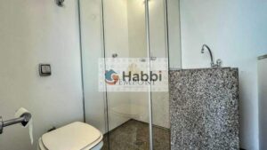 sendo uma suíte máster e duas semi-suítes. Todos os banheiros contam com box blindex