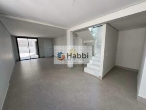 banheira de hidromassagem e uma bancada com pia