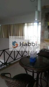 com piso laminado e armários