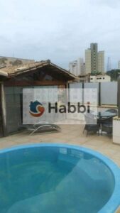 com piso e bancadas em granito