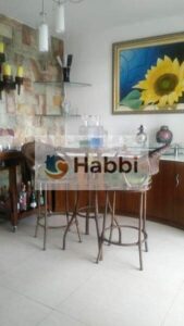 é perfeita para os amantes da culinária. A área de serviço independente e a dependência completa de empregada agregam ainda mais praticidade ao dia a dia. A sala de jantar com pé direito duplo adiciona um toque de grandiosidade e requinte ao imóvel.