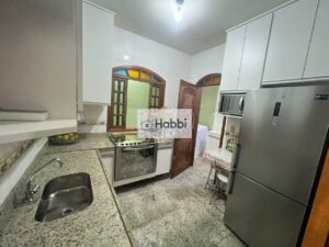 sendo a principal composta por:   Sala arejada e varanda;   3 quartos com armário sendo uma suite com box e armário;   Banho social com box e armário;   Cozinha com armário;   Área externa com armário e tanque;   Piso em porcelanato.  Outros dois barracões com sala